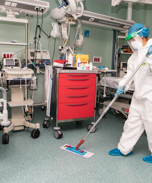 Trabajadora de Integra CEE realizando limpieza hospitalaria con equipo de protección individual