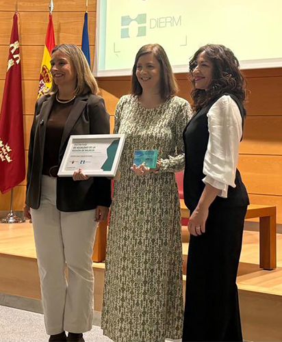 murcia Henar Jiménez, responsable de Igualdad de Integra CEE, posa en el centro de la imagen junto a la consejera de Política Social de la Región de Murcia, Conchita Ruiz, y a la directora general de Mujer y Prevención de la Violencia de Género de la Región de Murcia, Ana Belén Martínez.