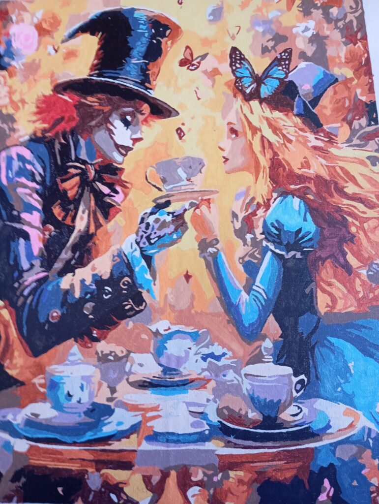 Ilustración colorida inspirada en “Alicia en el País de las Maravillas”: dos personajes sentados frente a frente toman el té en una mesa con tazas y tetera. Uno lleva sombrero de copa y la otra tiene una mariposa en el cabello. En el centro, sobre una taza, aparece un pequeño ratón. Fondo con tonos cálidos y elementos decorativos.