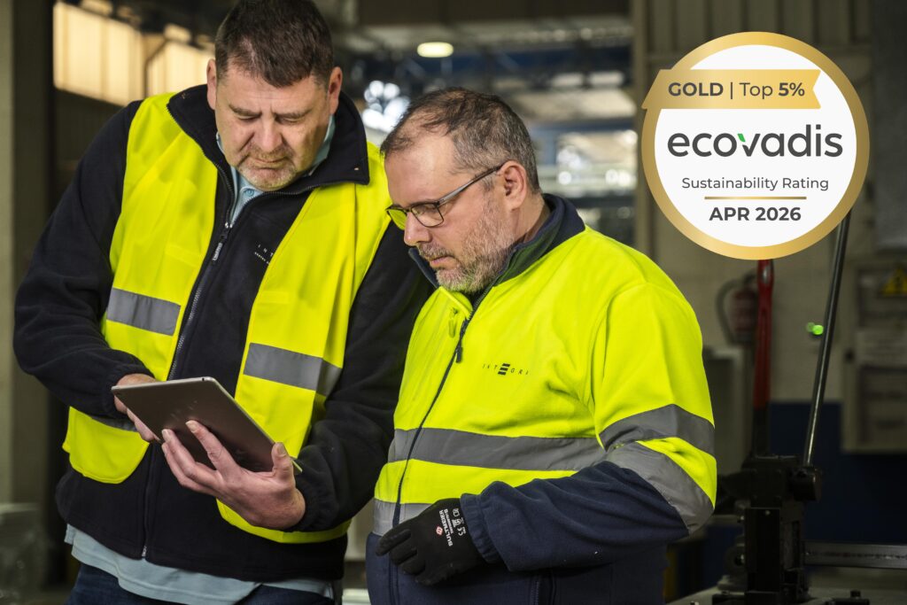 Dos profesionales de Integra CEE con chaleco reflectante y prendas de alta visibilidad revisan información en una tableta dentro de un entorno industrial. En la esquina superior derecha aparece el sello “EcoVadis Gold – Top 5 %”, correspondiente a la calificación en sostenibilidad obtenida en abril de 2026.