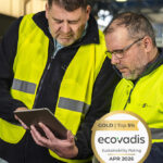 Dos profesionales de Integra CEE con chaleco reflectante y prendas de alta visibilidad revisan información en una tableta dentro de un entorno industrial. En la esquina superior derecha aparece el sello “EcoVadis Gold – Top 5 %”, correspondiente a la calificación en sostenibilidad obtenida en abril de 2026.