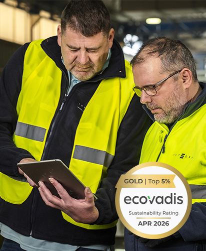 Dos profesionales de Integra CEE con chaleco reflectante y prendas de alta visibilidad revisan información en una tableta dentro de un entorno industrial. En la esquina superior derecha aparece el sello “EcoVadis Gold – Top 5 %”, correspondiente a la calificación en sostenibilidad obtenida en abril de 2026.