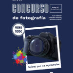 Cartel de la XVII edición del Concurso de Fotografía de Integra CEE. Sobre un fondo azul oscuro aparece el texto destacado “XVII Concurso de fotografía”. A la derecha se indica el plazo de participación: “Hasta el 7 de septiembre” y el lema “Los colores también cuentan quiénes somos”. En el centro hay una cámara fotográfica dentro de un marco blanco inclinado, acompañada de salpicaduras de colores vivos y la frase manuscrita “Colores que me representan”. Un distintivo circular anuncia un premio de 100 euros. En la parte inferior figura el mensaje “Para más información, contacta con la Unidad de Apoyo a la Actividad Profesional” junto al logotipo de Integra CEE.
