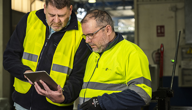 Dos profesionales de Integra CEE consultan información en una tableta digital en un
entorno productivo, como parte de la coordinación y supervisión de tareas operativas y de
Facility Management.